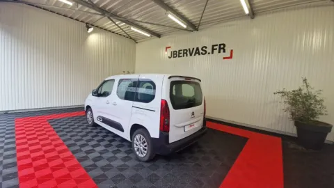 Car image 4