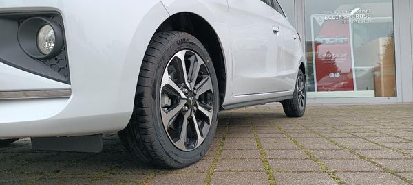 Car image 17