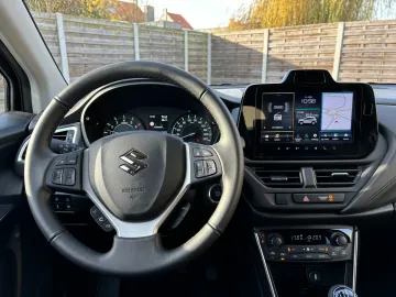 Car image 18