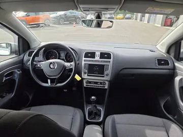 Car image 19