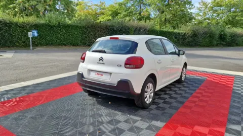 Car image 3