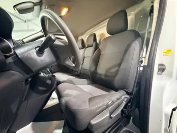 Car image 32