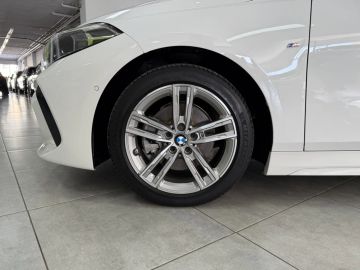 Car image 32