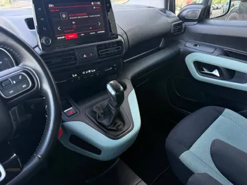Car image 22