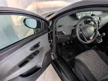 Car image 15
