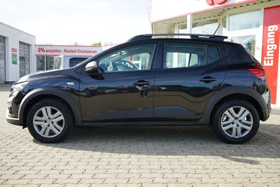Car image 4