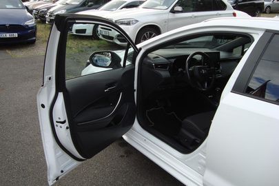 Car image 26