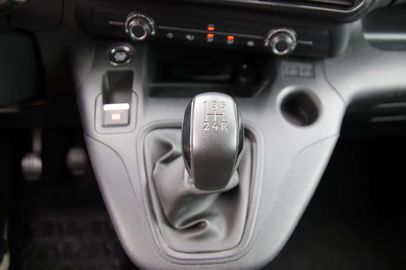 Car image 24