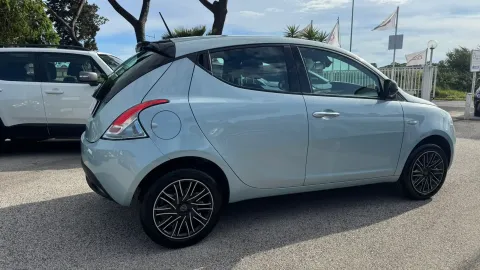 Car image 3