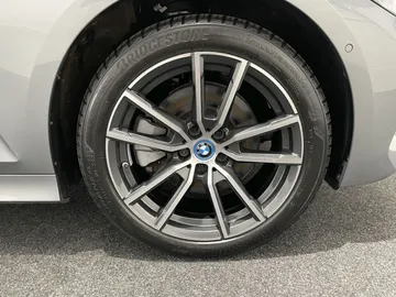Car image 32