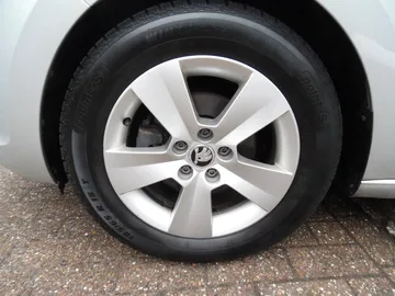 Car image 30
