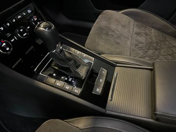 Car image 32