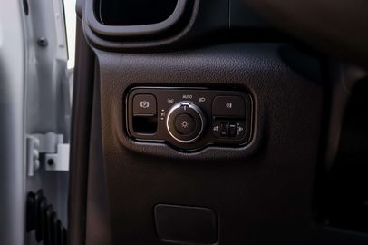 Car image 33