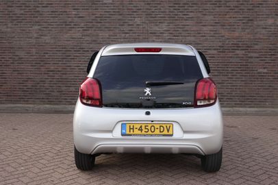 Car image 9