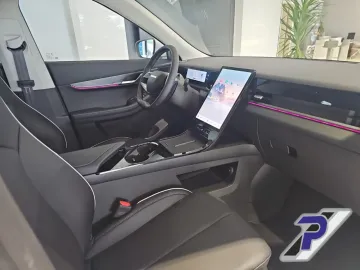 Car image 25