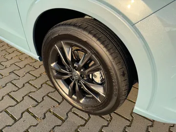 Car image 32