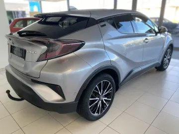 Car image 4