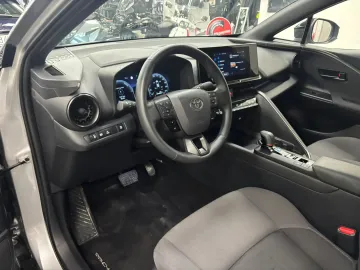 Car image 4