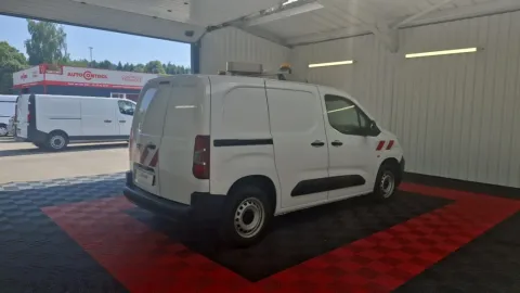 Car image 4