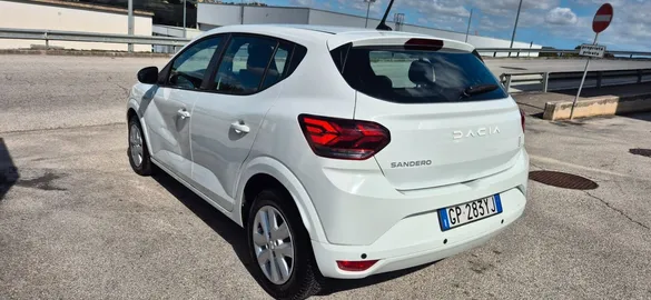 Car image 4