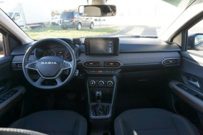 Car image 13