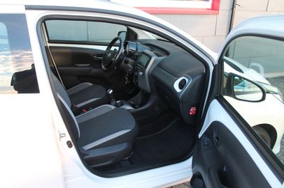 Car image 13