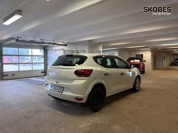 Car image 4