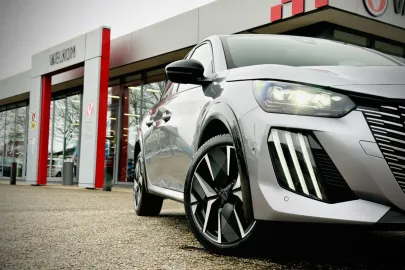 Car image 4