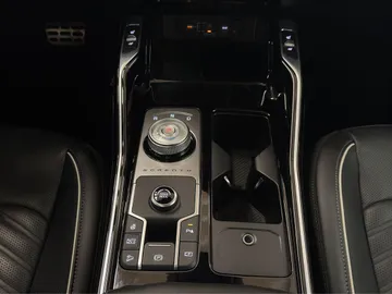Car image 30