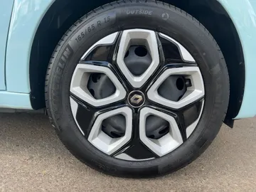 Car image 17