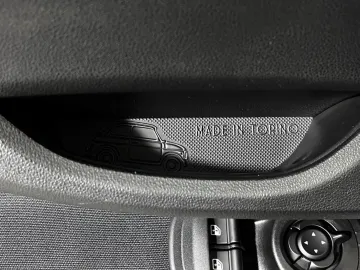 Car image 30