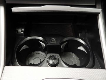 Car image 32