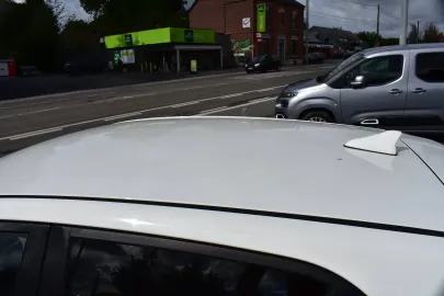 Car image 30