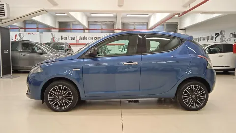 Car image 5
