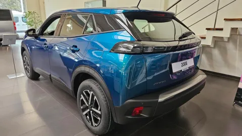 Car image 4