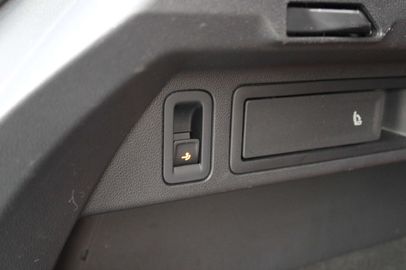 Car image 32