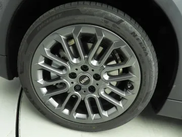 Car image 38