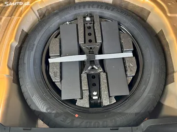 Car image 32