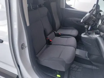 Car image 25