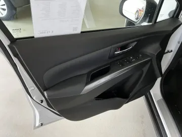 Car image 32