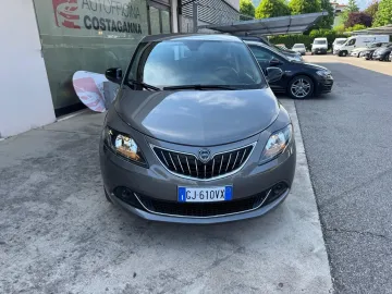 Car image 3