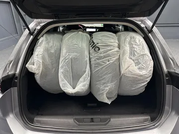 Car image 27
