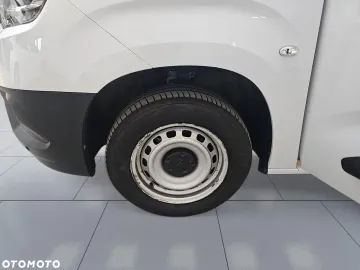 Car image 30