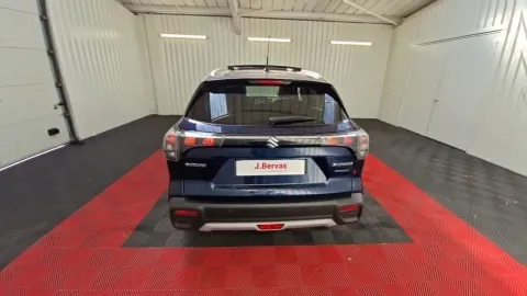Car image 4