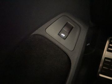 Car image 32