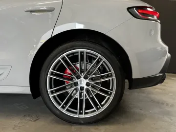 Car image 28