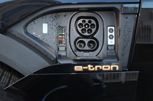 Audi e-tron 55 quattro S-line 300 kW image number 19