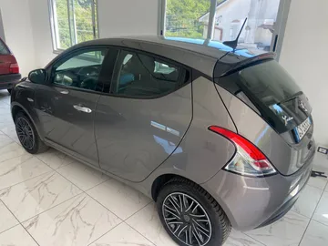 Car image 4