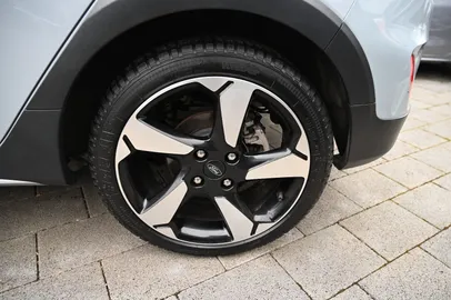 Car image 19