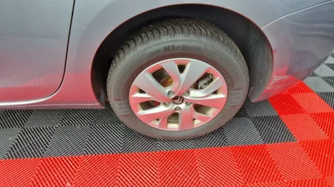 Car image 25